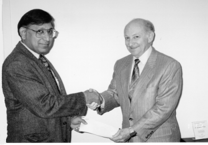 Hershel Rich presents Durga Agrawal with a contribution to the India Earthquake Relief Fund